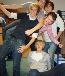 Twinks engaging in twink behavior  5bbbf1a55f73c.jpg