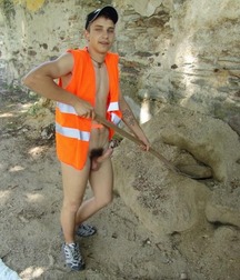 Enjoying his work 56b05a0263f2e.jpg