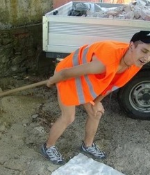 Enjoying his work 56b05a0d0a2fc.jpg