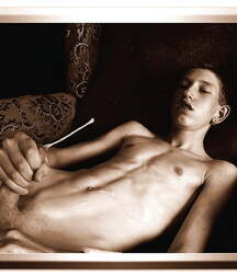 Oufti-Black & White Gay Tube 5fdd03c7b8685.jpg
