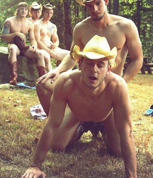 naked cowboys 5d11fa053ff06.jpg