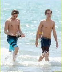 Famous boys: Dylan and Cole Sprouse 5ea3f45e8052f.jpeg