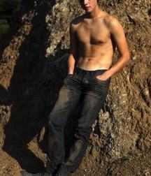 Famous Boys : Douglas Smith 5eaa83802cb51.jpeg