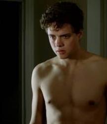 Famous Boys : Douglas Smith 5eaa83a707737.jpeg