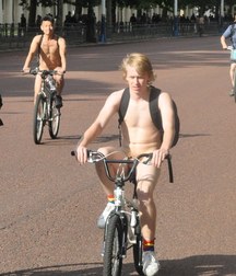 Fun Men in fun thing... 599ef4bb4e360.jpg