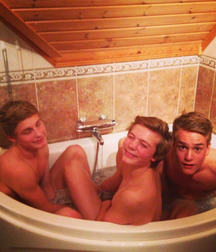Fun Men in fun thing... 599ef4e051168.jpg