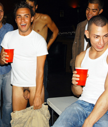 Fun Men in fun thing... 59a682ec13099.jpg