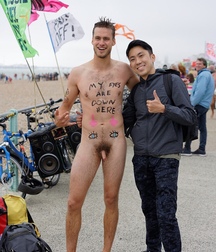 Fun Men in fun thing... 59a682f7e3399.jpg