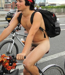 Fun Men in fun thing... 59a683108ccaa.jpg