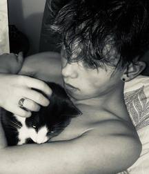 Boys and cats. 5cb6895eca39a.jpg