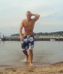 Boys, who makes me hard 5dee12aec052c.jpg