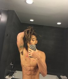 Boys, who makes me hard 5dee12cd5d175.jpg