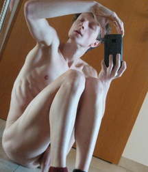 Hot blue eyed Boy 5cdb3076b7c7a.jpg