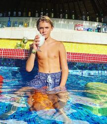 Colours Of The Twinks - Funny Boys Crazy Colour Show 62cf2947707c5.jpg