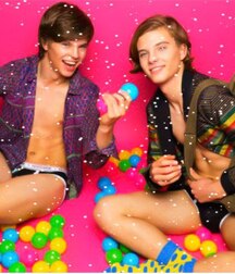 Colours Of The Twinks - Funny Boys Crazy Colour Show 62cf2dc16de21.jpg