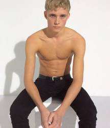 Models 57489f541f207.jpg