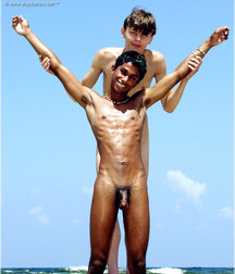 Hen & Dennis 5a3e24c81abf9.jpg
