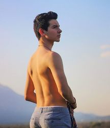 Hot boy 3 58b823a17aa3c.jpg