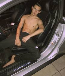 Hot boy 3 58b823ac9bd4a.jpg