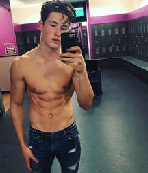 Hot boy 10 5a63a4948bf40.jpg