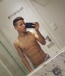 Hot boy 11 5a6f9f7465560.jpg