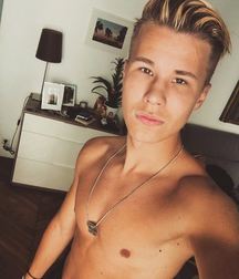 Hot IG Boy 1 5a71caff225e2.jpg