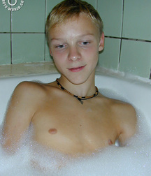 Un ange dans son bain 58d9546ace5cb.jpg