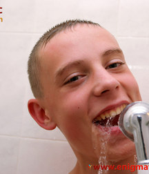 Sweet shower. 5a64d6fb7319a.jpg