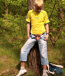 Toffik in the wood. 5ab2d1a622371.jpg
