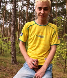Toffik in the wood. 5ab2d1b336862.jpg