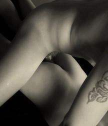 Love in black and white. 5ab55113c02f6.jpg