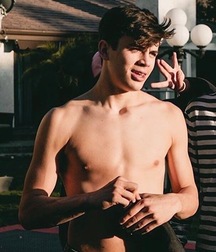 Hayes Shirtless 59ff12f450ce2.jpg