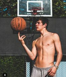 Hayes Shirtless 59ff12f9780fb.jpg