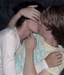 Kissing boys 5b37e114e3f96.jpeg