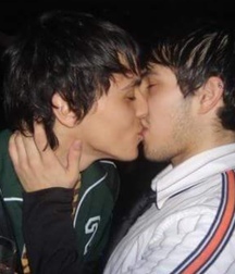 Kissing boys 5b37e129662b3.jpeg
