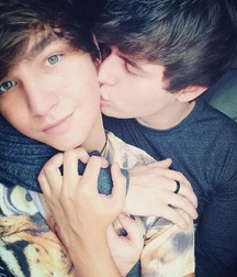 Kissing boys 5b37e12c96667.jpeg