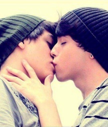 Kissing boys 5b37e12db9cbf.jpeg