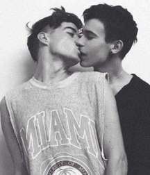 Kissing boys 5b37e12fcb2ba.jpeg