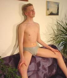 Hot but retarded  5b7de3a036384.jpg