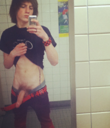 Mirror Selfies 15 584e2d74a29bb.png