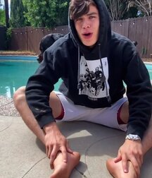HAYES GRIER (Youtuber, TikTok) feet shirtless boxers bulge 5f3ebf8544804.jpg