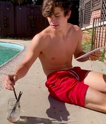 HAYES GRIER (Youtuber, TikTok) feet shirtless boxers bulge 5f3ebf995658d.jpg