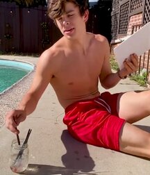 HAYES GRIER (Youtuber, TikTok) feet shirtless boxers bulge 5f3ebf9b1356c.jpg