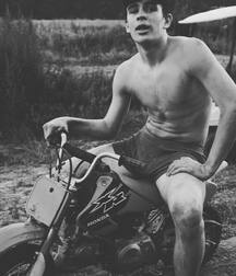 HAYES GRIER (Youtuber, TikTok) feet shirtless boxers bulge 5f3ebfa3aa50c.jpg