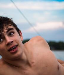 HAYES GRIER (Youtuber, TikTok) feet shirtless boxers bulge 5f3ebfa544103.jpg