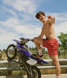 HAYES GRIER (Youtuber, TikTok) feet shirtless boxers bulge 5f3ebfae4378d.jpg