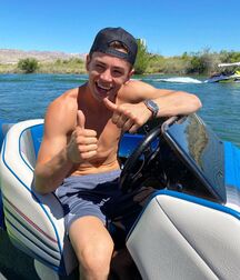 HAYES GRIER (Youtuber, TikTok) feet shirtless boxers bulge