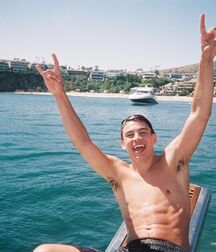 HAYES GRIER (Youtuber, TikTok) feet shirtless boxers bulge 5f3ebfb19e464.jpg