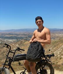 HAYES GRIER (Youtuber, TikTok) feet shirtless boxers bulge 5f3ebfb36da1c.jpg