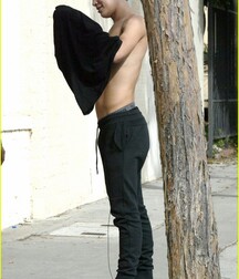 HAYES GRIER (Youtuber, TikTok) feet shirtless boxers bulge 5f3ebfc40daaa.jpg